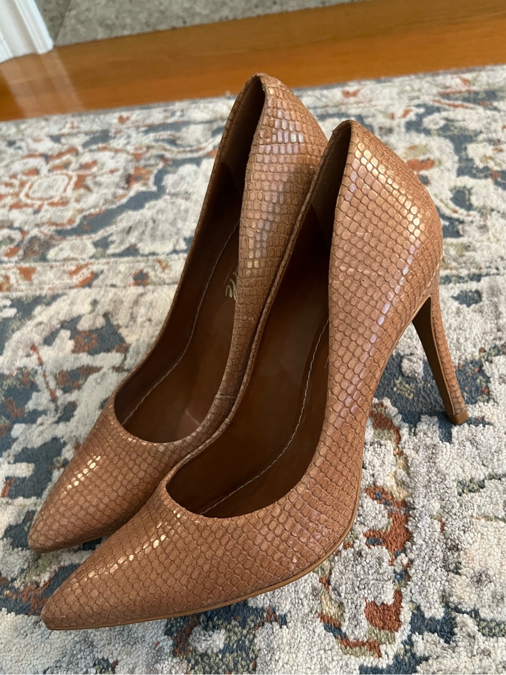 L'INTERVALLE LIZARD EMBOSSED HEELS PUMPS TAN 7 38 EUC